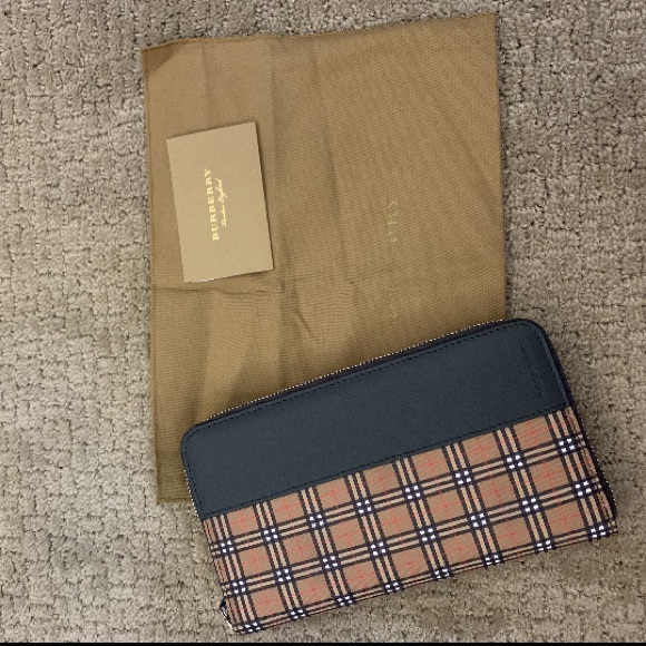Burberry Handbags - NWT Burberry novacheck wallet
